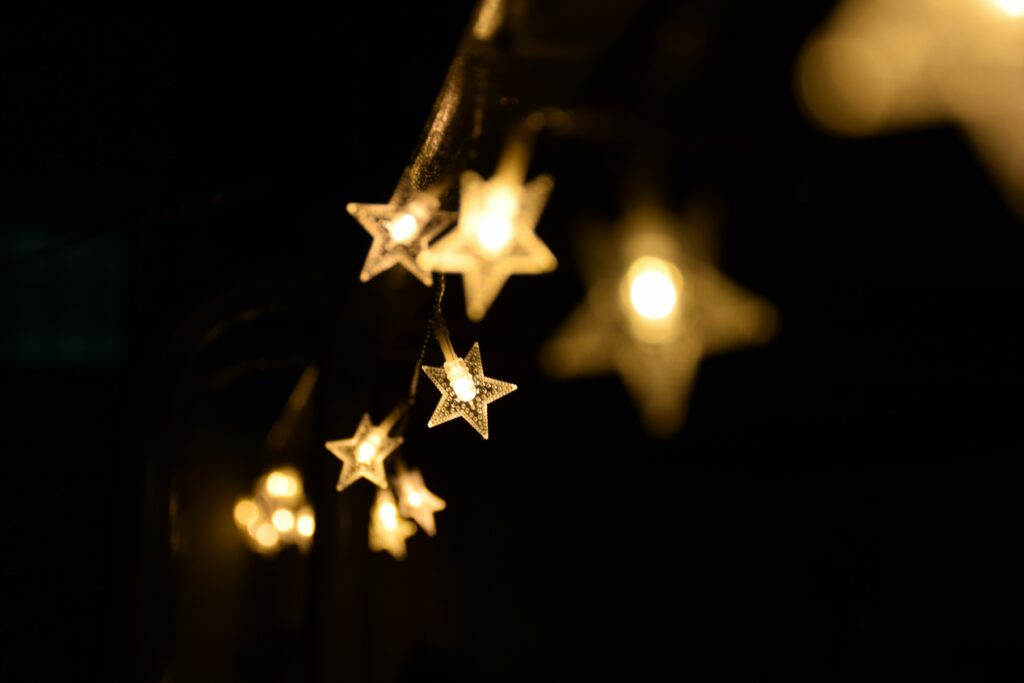 Ein Foto einer Lichterkette mit Sternen.